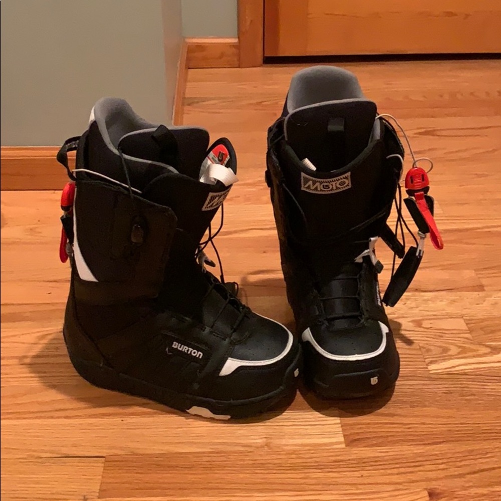MOTO Men’s size 7 Snowboarding Boots Burton
